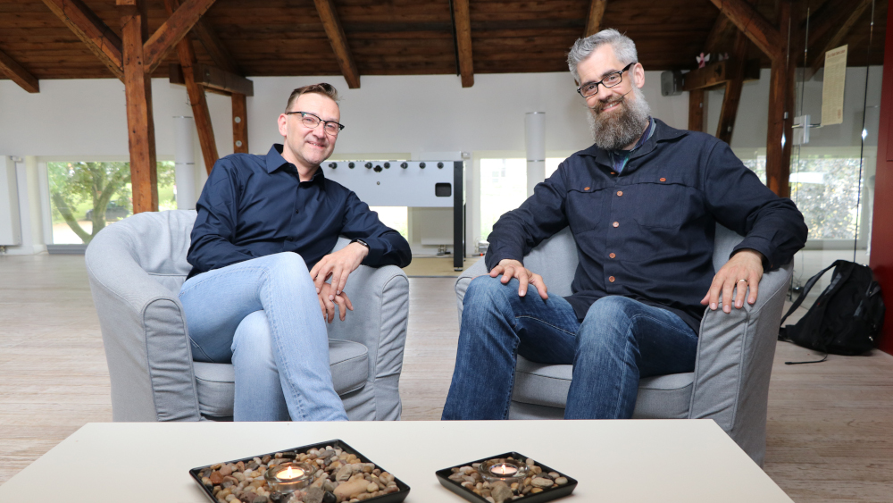 In der Sieker Pastoratsscheune: Christian Schack (l.) und sein amerikanischer Kollege Matthew Coomber.