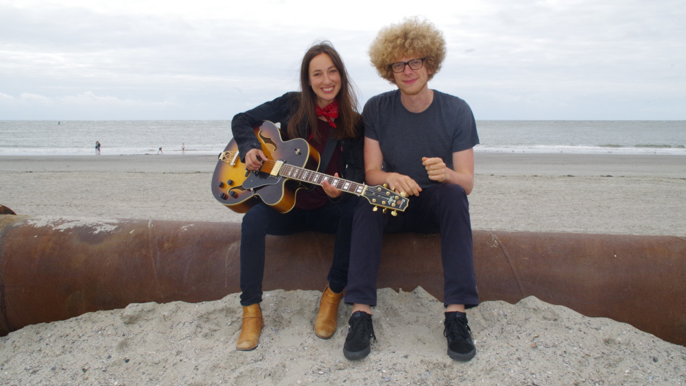Musikalische Nordlichter: Sängerin Miriam Buthmann und Percussionist Malte Müller alias „Die Tüdelband“ am Strand von Norderney.