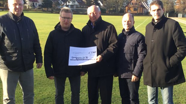 Der Bundestagsabgeordnete Eckhardt Rehberg gratuliert Preisträgern des Bundeswettbewerbs „MACHEN! 2019“