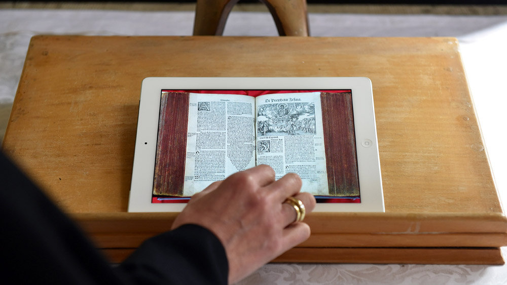 Eine Pastorin liest die Bibel auf ihrem Tablet Foto: Jen Schulze / epd