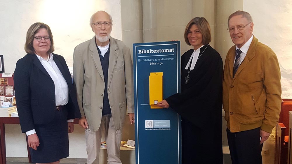 Gruppenbild mit Bibeltextomat (v.l.): Friderike Dauer, Werner Wasmuth, Landessuperintendentin Klostermeier und Klaus Haug