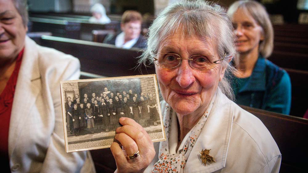 Elli Meyberg (94) zeigt in der Osnabrücker Lutherkirche ein Foto ihrer Konfirmation vor 80 Jahren