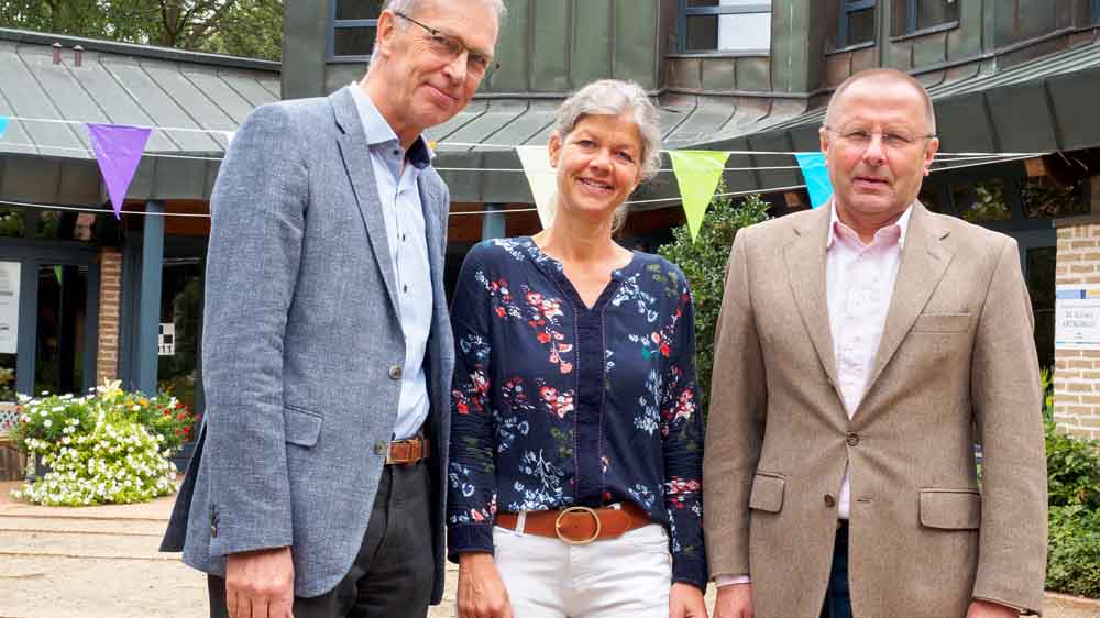 Vor der Claus-Harms-Kirche (v.l.): Propst Stefan Block, Pastorin Charlotte Hartwig, Harald Kuznik