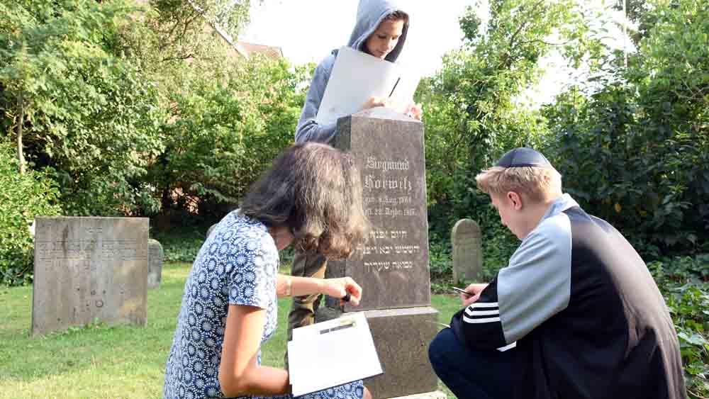Pastorin Almuth Jürgensen erklärten ihren Konfirmanden die hebräischen Buchstaben auf dem Grabstein