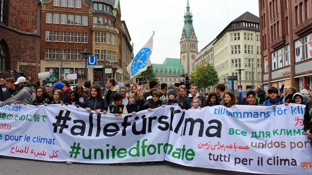 Unter dem Motto "#allefürsKlima" ziehen die Demonstranten durch die Hamburger Mönckebergstraße