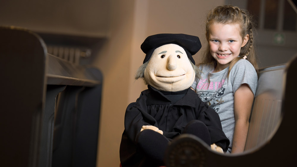 Auch dank Luther-Puppen dürften Kinder die Kirche toll finden