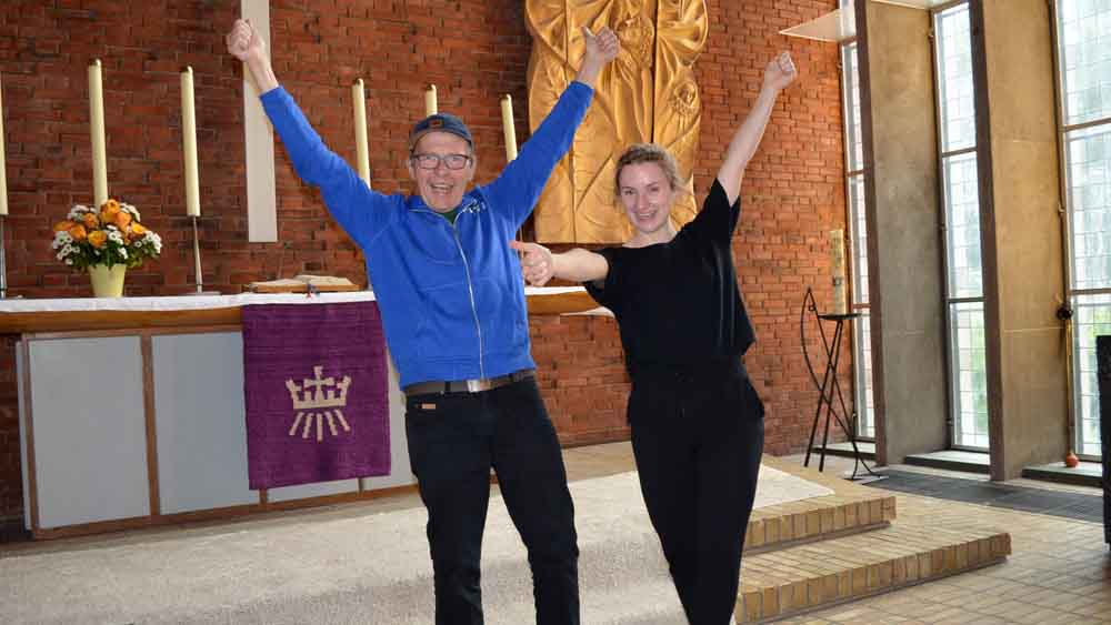 Sehr witzig: Lachyoga-Lehrer Kalle Pravas Heinhold mit Tänzerin Carina Langfeldt in der Kieler Lutherkirche