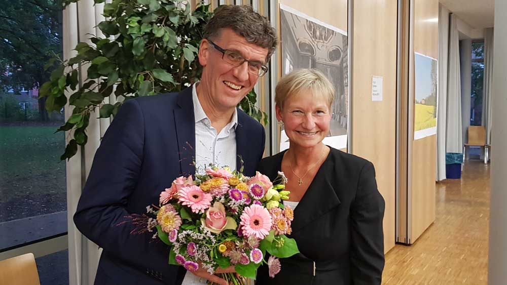 Erste Gratulantin: Bischöfin Kirsten Fehrs mit Axel Matyba am Tag seiner Wahl