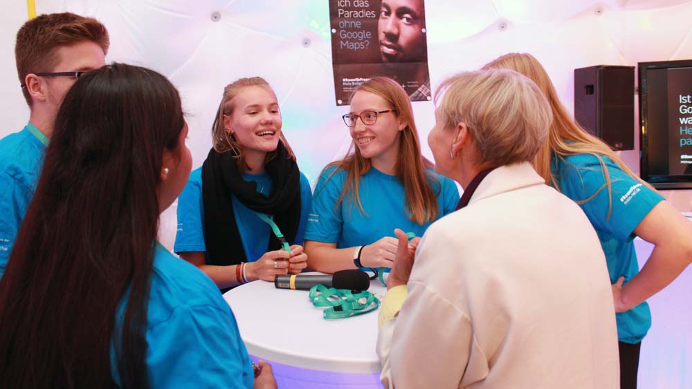 Bischöfin Kirsten Fehrs im Gespräch mit Hamburger Schülern