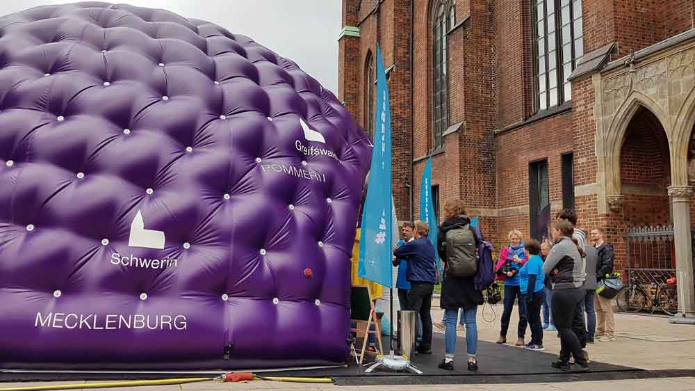 Der Reli-Dome vor der Hauptkirche St. Petri