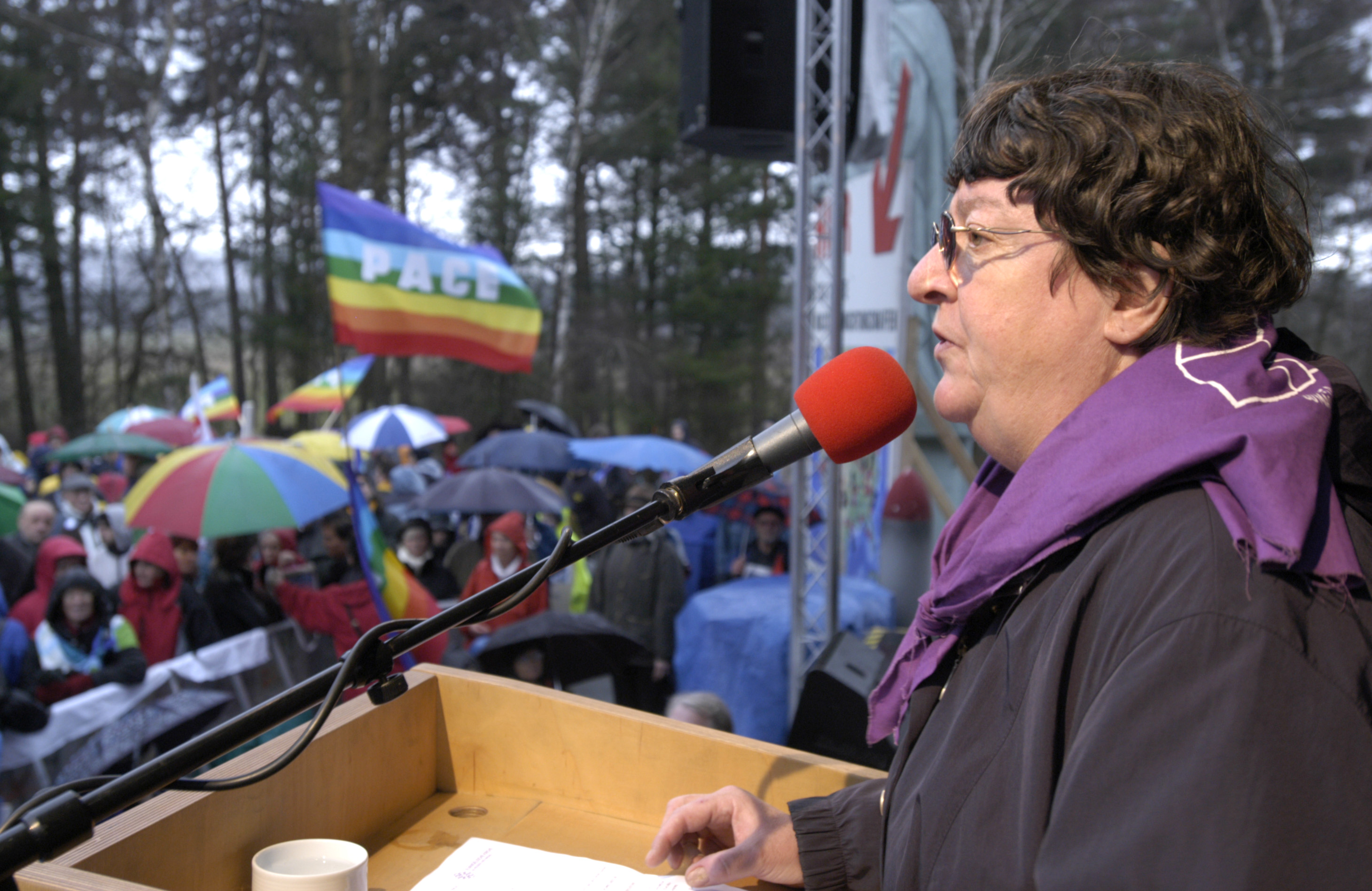 Helga Trösken im März 2004 bein einer Demonstration vor dem US-Luftwaffenstützpunkt Ramstein