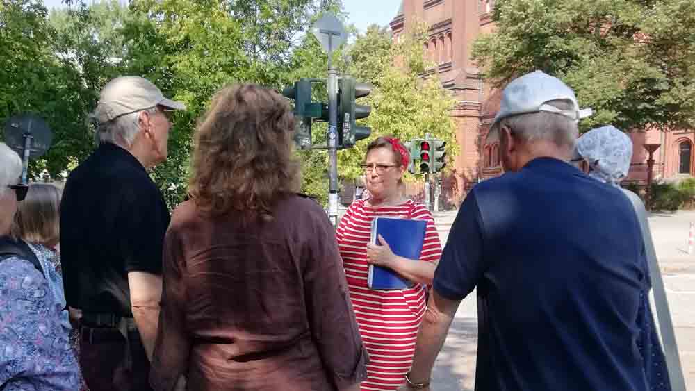 Isgard Rhein erläutert den Teilnehmern Details zur Apostelkirche in Hamburg-Eimsbüttel