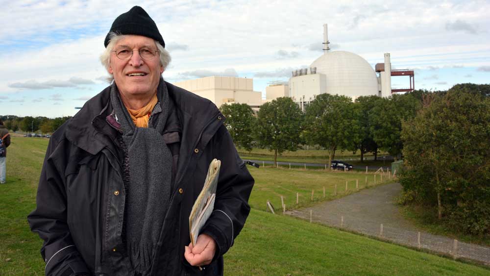 Pastor Hans-Günter Werner vor dem Kernkraftwerk Brokdorf