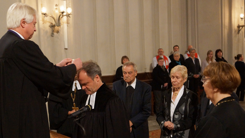 Tilman Jeremias erhält das Amtskreuz von Karl-Hinrich Manzke, Landesbischof der Landeskirche Schaumburg-Lippe