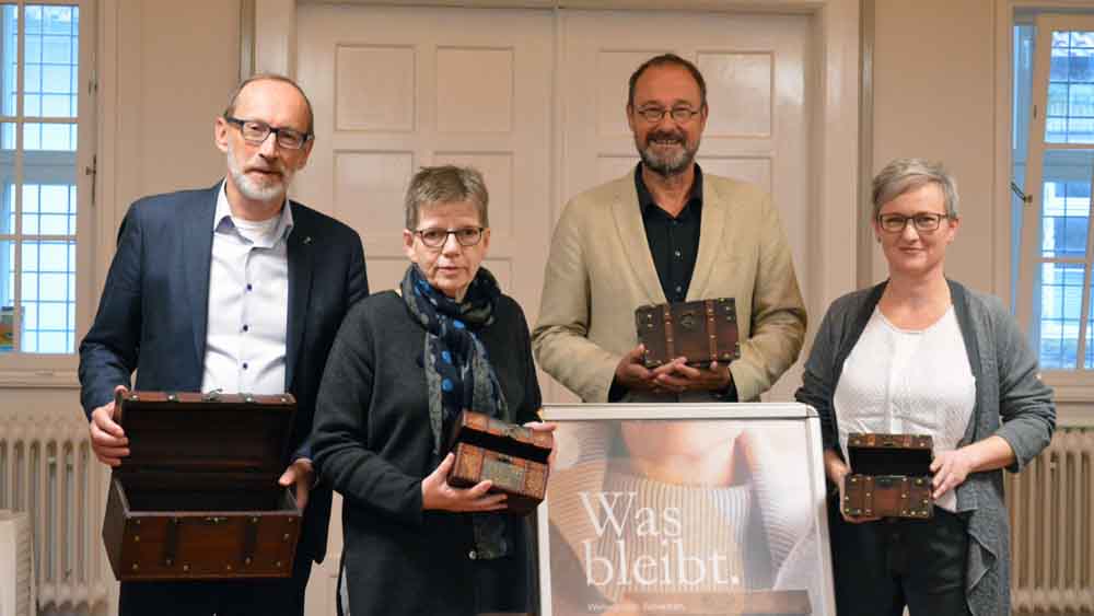 Einblicke in Schatzkisten (v.l.): Bernd Hannemann von der Diakonie, Pröpstin Johanna Lenz-Aude, Pastor Michael Dübbers und Lisa Rother vom Hospizdienst