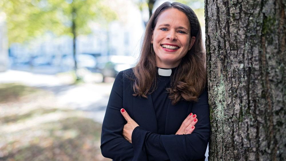 Claudia Häfner, Pastorin der Hochschulgemeinde an der Technischen Uni München, trägt Kleidung von "Casual Priest"