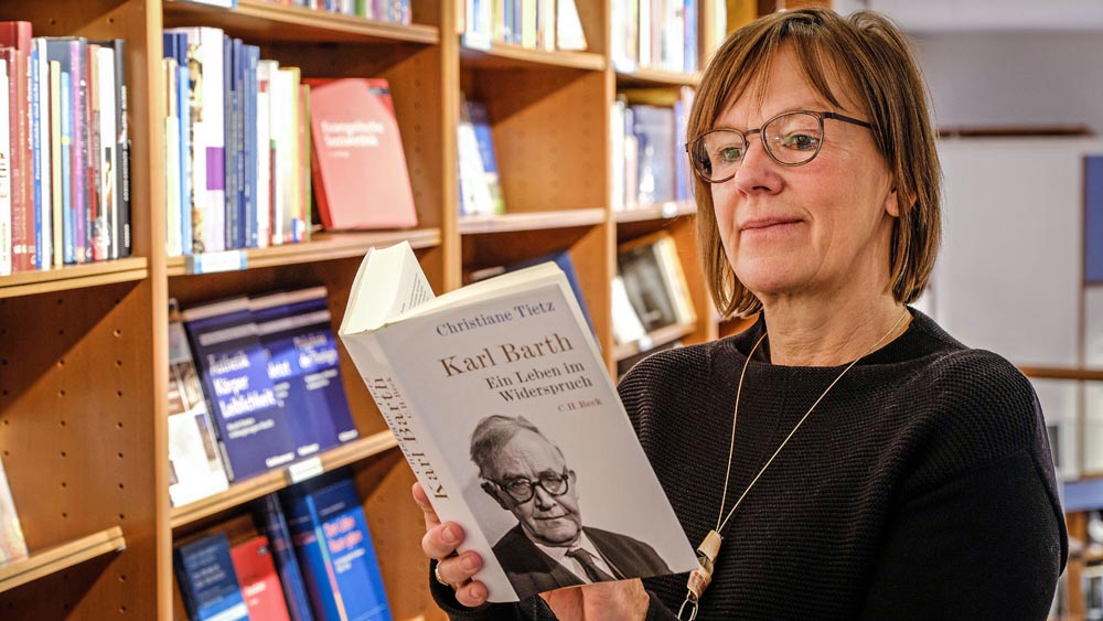 Karin Dörner, Inhaberin der Buchhandlung an der Marktkirche in Hannover, liest in einem Buch über Karl Barth
