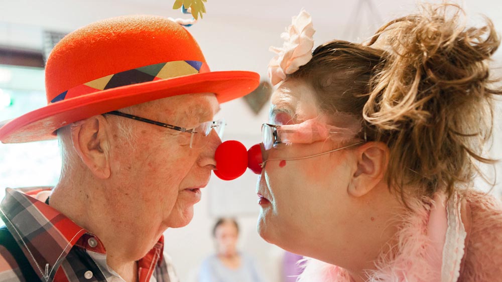 Clownin „Rosalore“, gespielt von Susanne Bötel, begleitet Menschen mit Demenz am Lebensende