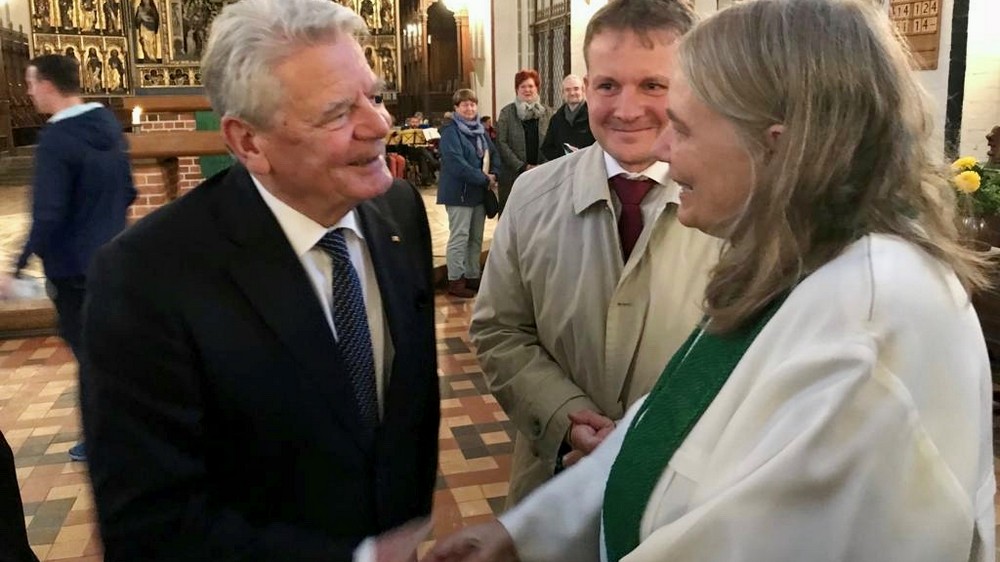 Altbundespräsident Joachim Gauck begrüßt Dompredigerin Ariane Baier. In der Mitte Schwerins Oberbürgermeister Rico Badenschier
