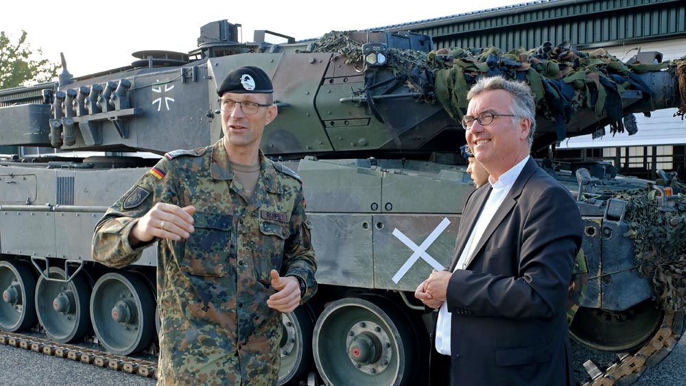 Image - Stuhlkreis in der Panzerhalle