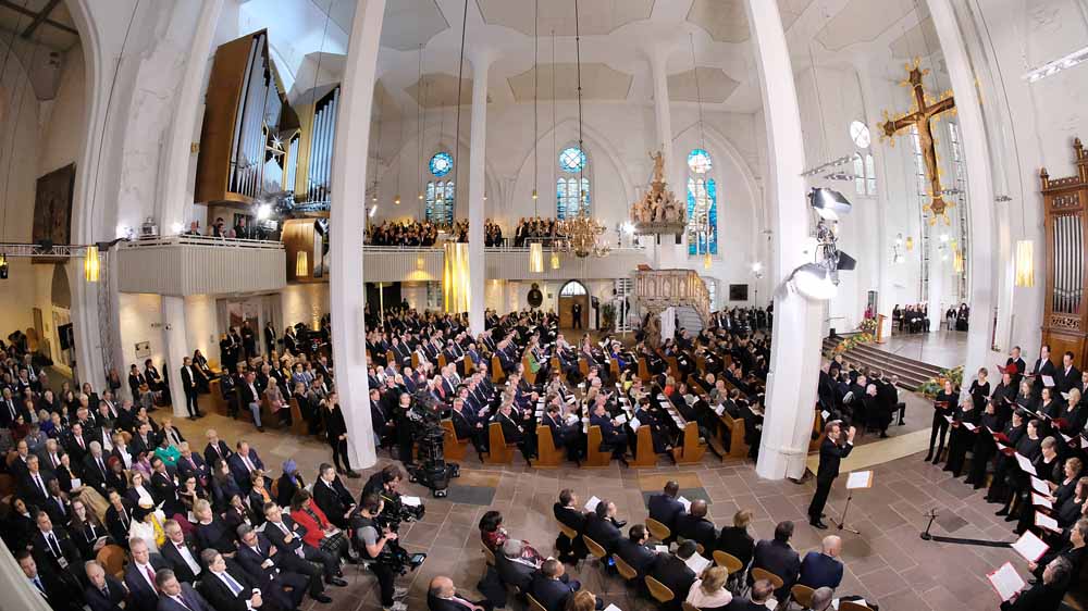 Spitzen von Staat und Gesellschaft feiern einen ökumenischen Gottesdienst in der Kieler Nikolaikirche