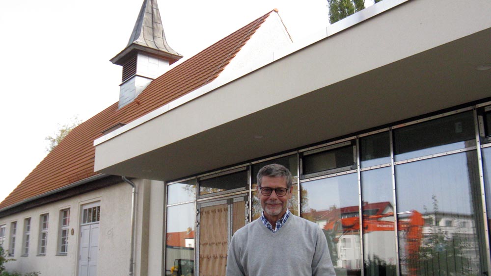 Pastor Reinhart Haack vor der Lutherkirche