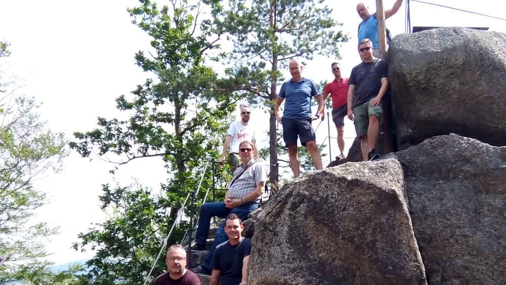 Die Gruppe bei einer Wanderung im böhmischen Hejinice, zu deutsch Haindorf