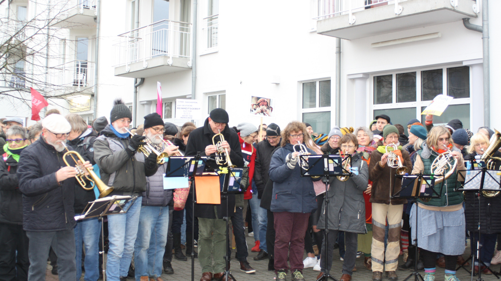 Bläser vom Mönchgut, aus Stralsund und Nordrügen sind am „Arkona“-Hotel in Binz versammelt, um mit 450 Teilnehmern an einer Kundgebung des Bündnisses „Rügen für alle!“ teilzunehmen.
