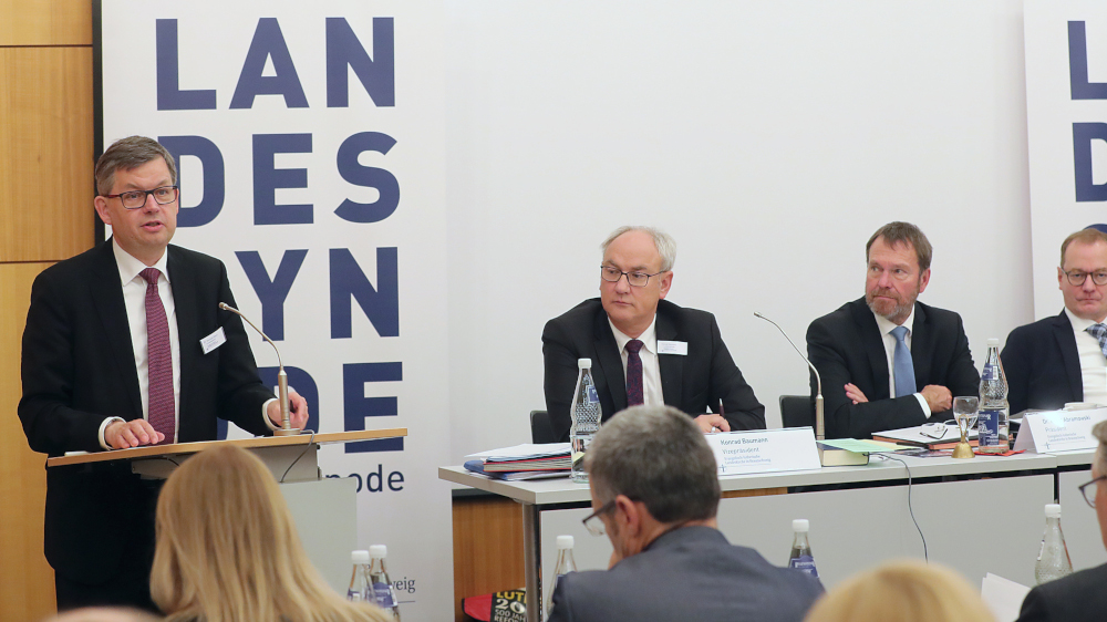 Kontroverse Diskussionen und klare Bekenntnisse prägten die Braunschweiger Landessynode: Landesbischof Christoph Meyns, Vizepräsident Konrad Baumann, Synodenpräsident Peter Abramowski und Vizepräsident Pastor Martin Cachej (v.l.).