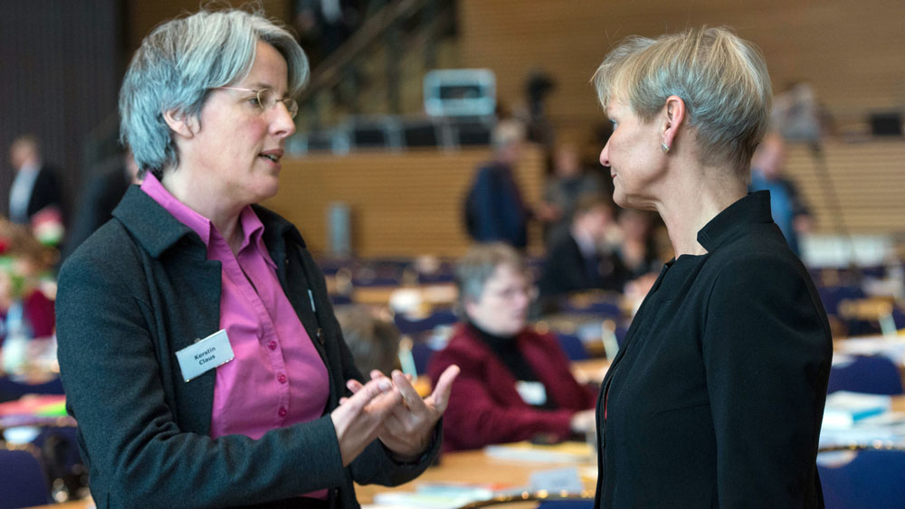 Die Hamburger Bischöfin Kirsten Fehrs (re.) im Gespräch mit Kerstin Claus, die als Jugendliche von einem Pfarrer missbraucht wurde