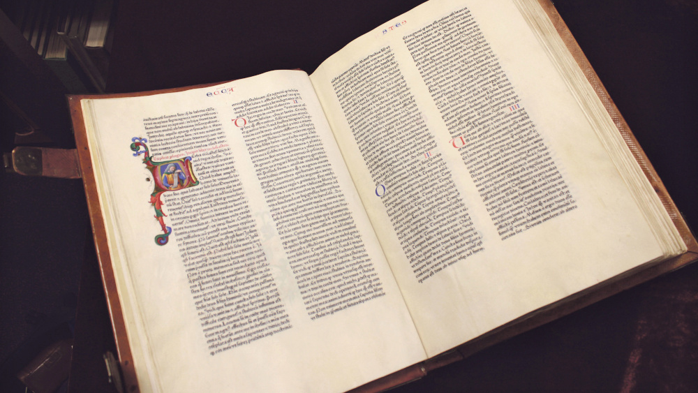 Die Gutenberg-Bibel von 1462 wurde im Hamburger Auktionshaus Ketterer für 840.000 Euro versteigert.