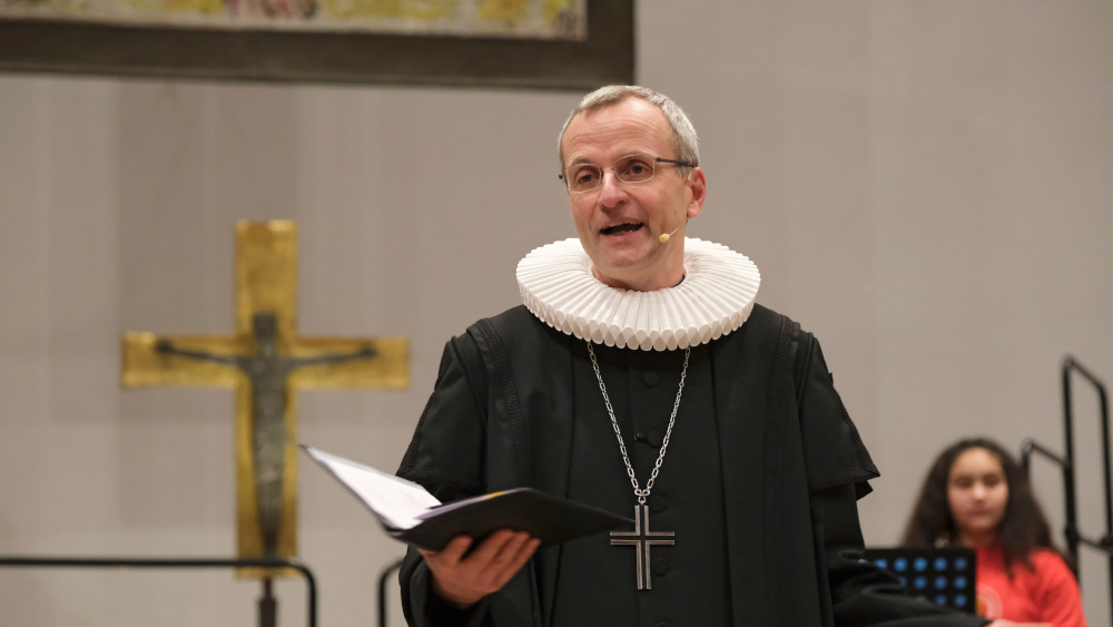 Hauptpastor Martin Vetter begrüßt auch in diesem Jahr wieder die drei neuen Hamburger Kinderbischöfe.