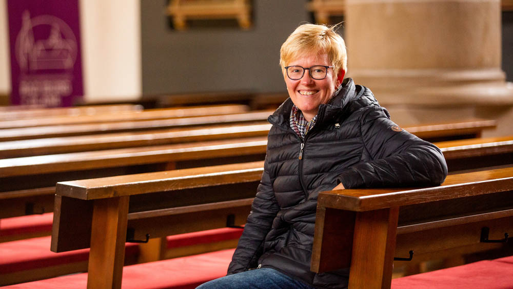 Die Pfarrbeauftragte Christine Hölscher in der katholischen St.Jakobuskirche in Bad Iburg bei Osnabrück