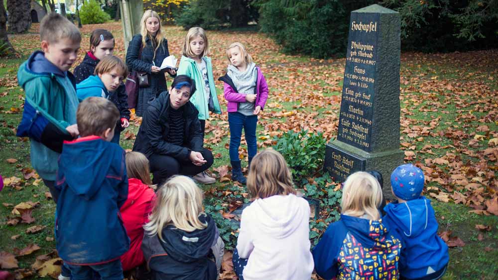 Die Kunsthistorikerin Anja Kretschmer gibt eine Führung für Kinder über den Stadtfriedhof Göttingen