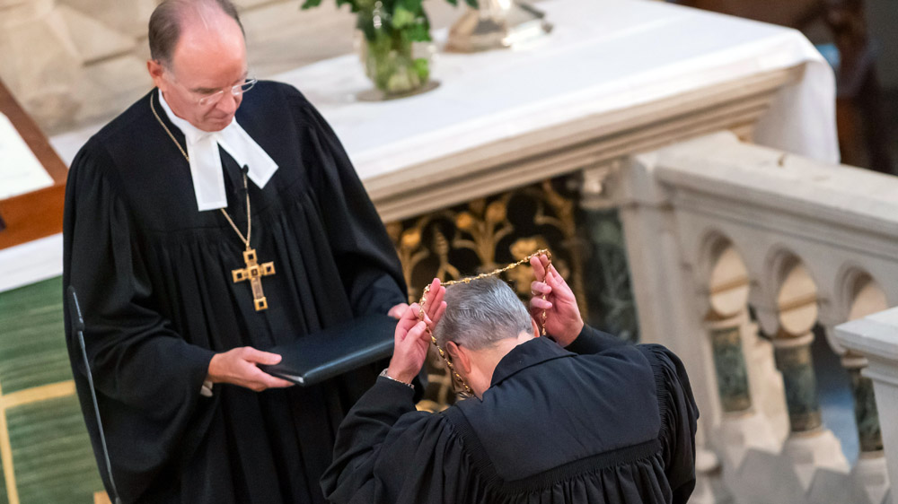 Carsten Rentzing (re.) gibt die Bischofskette an Ralf Meister zurück Foto: Matthias Rietschel / epd