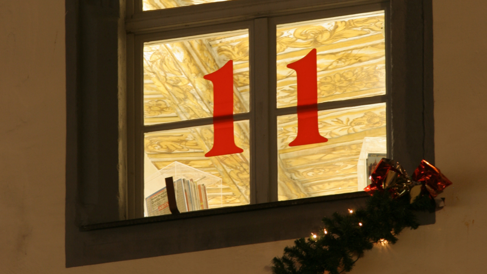 Erleuchtetes Fenster eines "Lebendigen Adventskalenders". In vielen Kirchgemeinden wird seit einigen Jahren zum Lebendigen Adventskalender eingeladen.