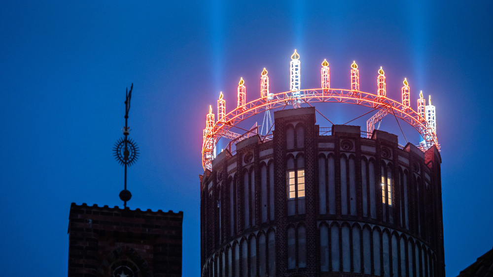 Ein riesiger Adventskranz wirbt erneut in Lüneburg aus luftiger Höhe um Spenden fuer Kinder