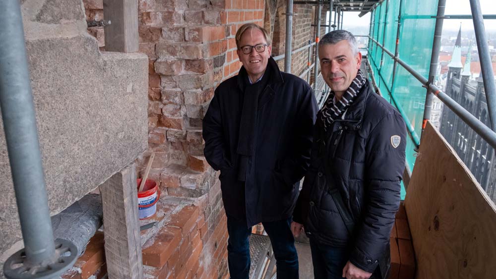 Marienpastor Robert Pfeifer und Andreas Tech von der Kirchenbauabteilung begutachten die Schäden am Südtturm
