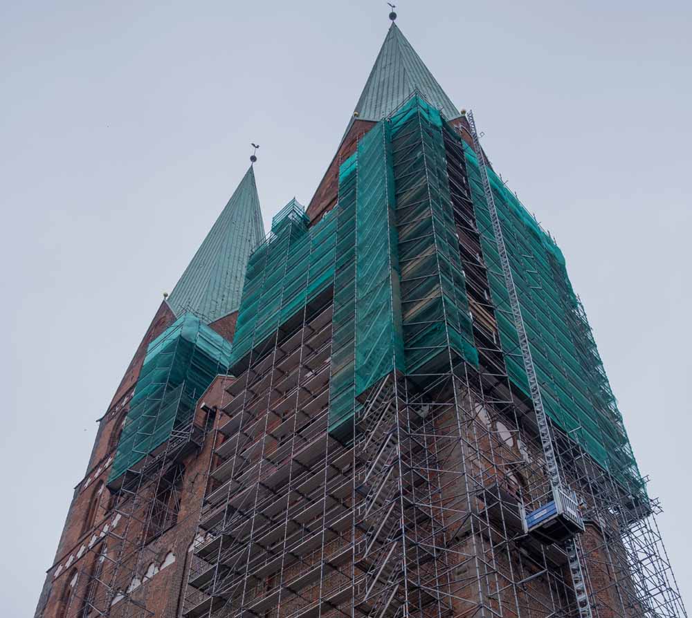 Die eingerüsteten Türme der St.-Marien-Kirche Foto: Nadine Heggen