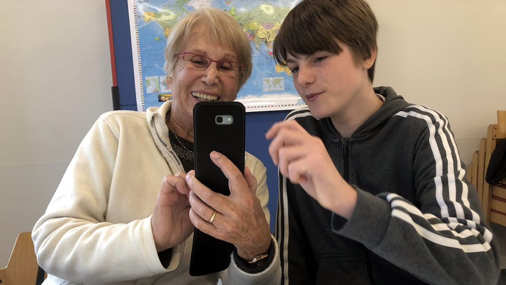 Mats Deutgen hilft Renate Hackbarth