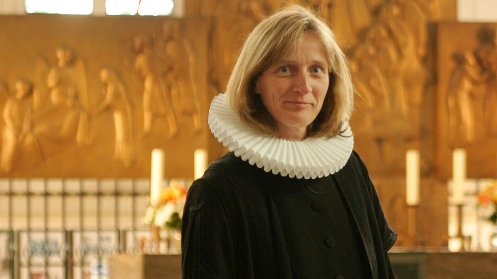 Ulrike Murmann im Jahr 2004 vor dem Altar von St. Katharinen