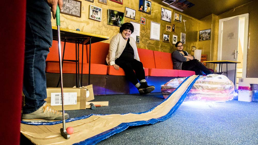 Mitten im Gemeindehaus bauten die Organisatoren einen Minigolf-Parcours auf