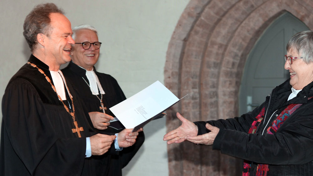 Bischof Tilman Jeremias (li.) und Propst Andreas Haerter danken Christa Göbel, der früheren pommerschen Ökumenepfarrerin