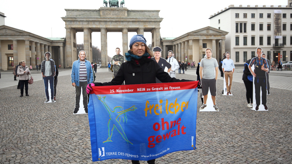 Aktion von "Terre des Femmes" zum Internationalen Tag "NEIN zu Gewalt an Frauen" vor dem Brandenburger Tor in Berlin. 