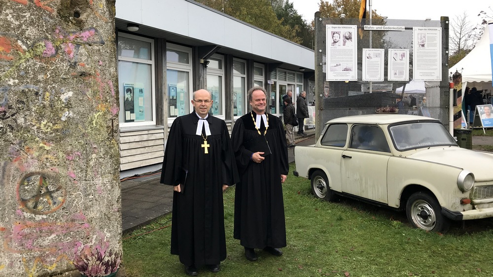 Die Bischöfe Gothart Magaard (li.) und Tilman Jeremias im Grenzmuseum Schlutup