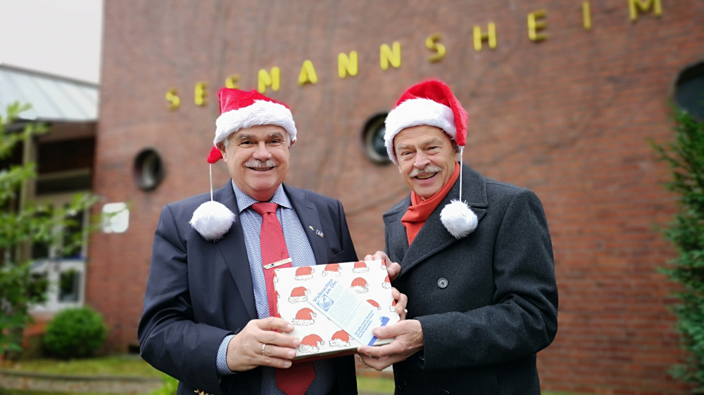 Wertschätzung für Seeleute: Dieter Radtke (l.) und Reinhart Kauffeld von der Stiftung Deutsche Lutherische Seemannsmission sorgen dafür, dass zu Weihnachten Geschenke an Bord verteilt werden.