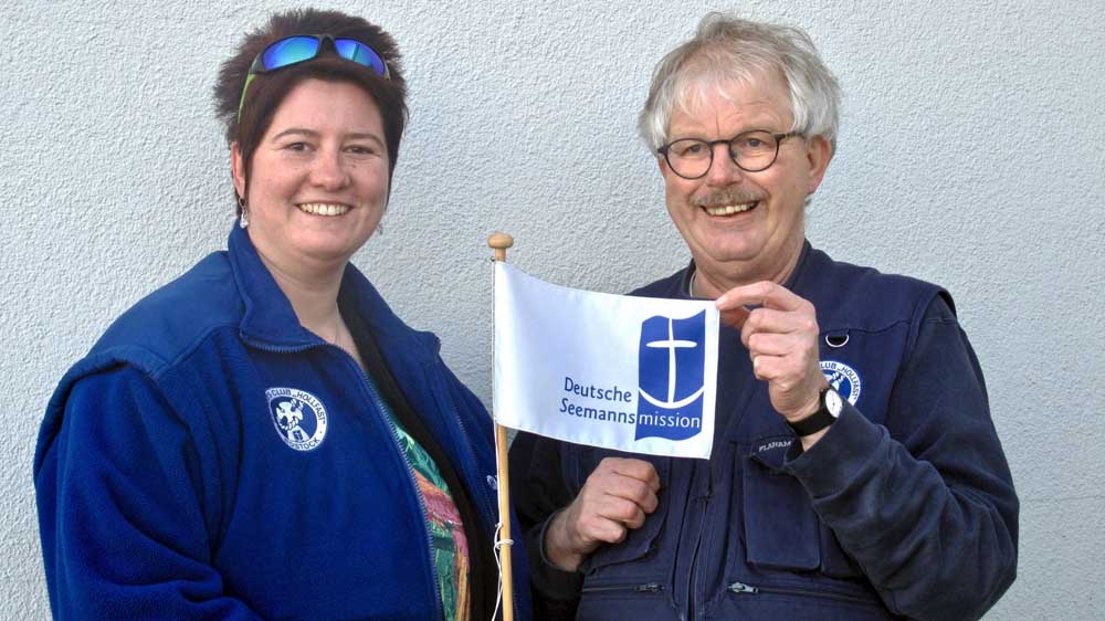 Seemannsdiakon Folkert Janssen mit seiner Nachfolgerin Stefanie Zernikow