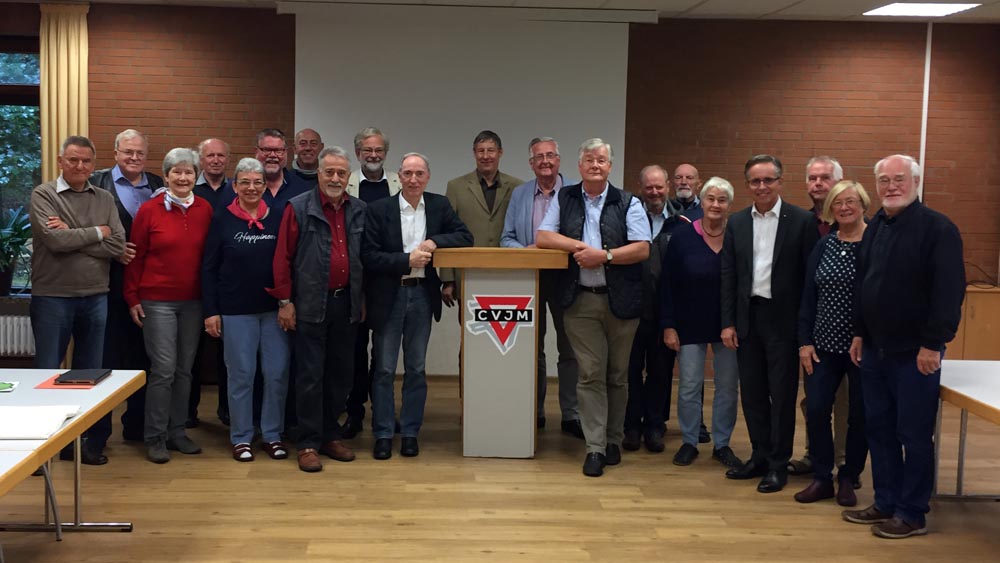 25 ehemalige Pfarrer und Pfarrhelfer und ihre Partner kamen im CVJM-Heim „Sunderhof“ in Seevetal-Hittfeld zusammen