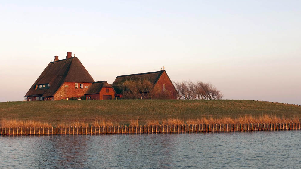 Das Pastorat ist größer als die St.-Johannis-Kirche von Hallig Hooge. Beide schützt die Kirchenwarft vor den Naturgewalten