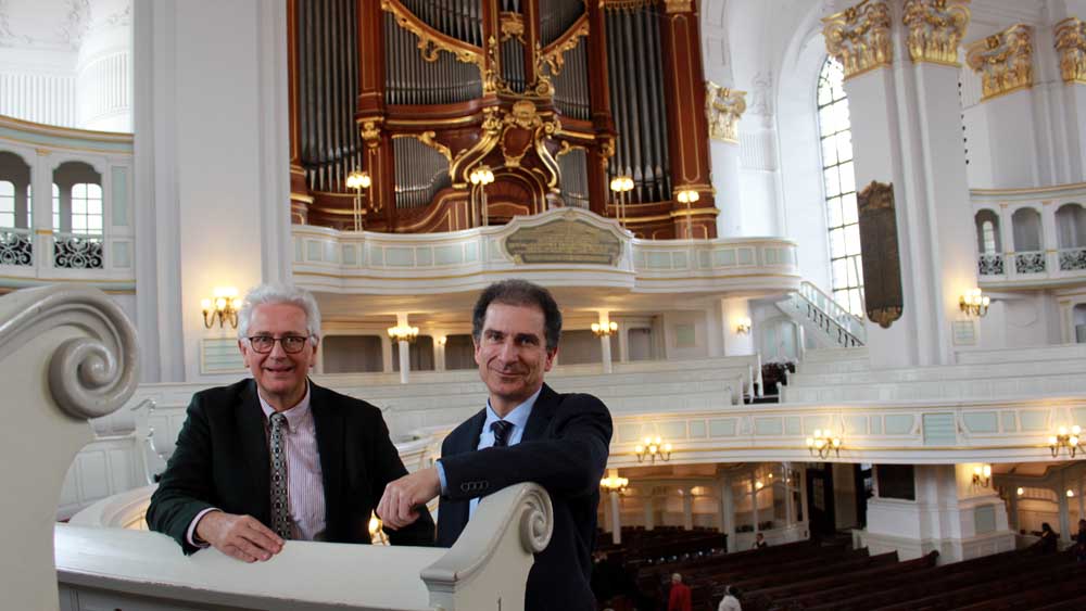 Vor der Orgel in St. Michaelis: Michel-Hauptpastor Alexander Röder (l.) und Hallig-Pastor Matthias Krämer